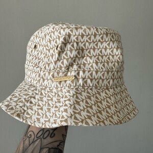 One Size Michael Kors Bucket Size